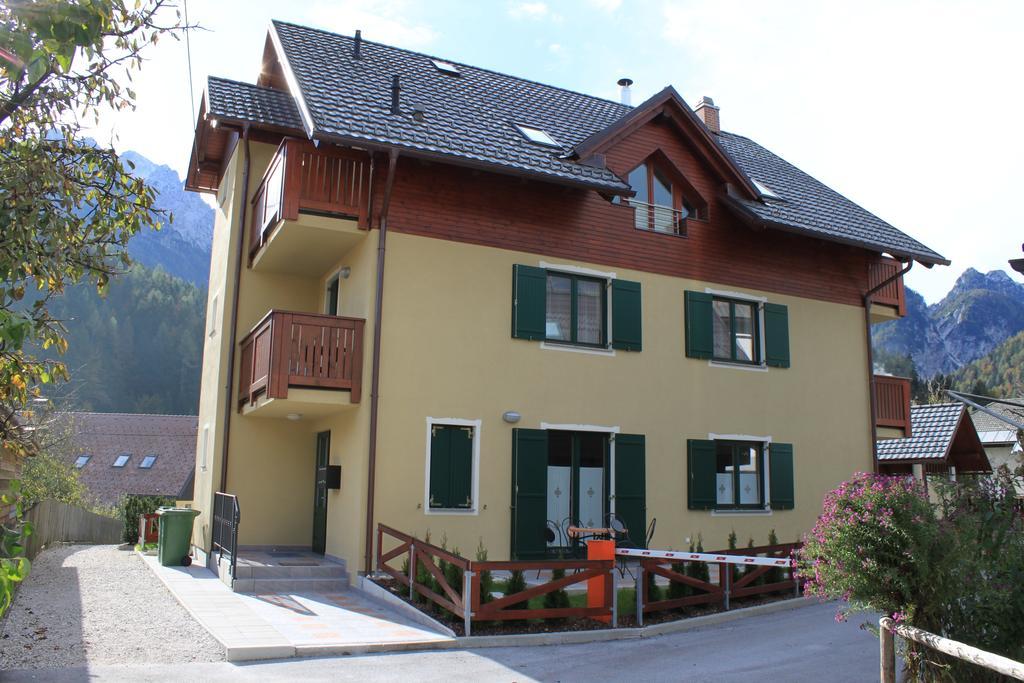 Apartment Mojstrovka With Terrace In City Center Kranjska Gora Kamer foto